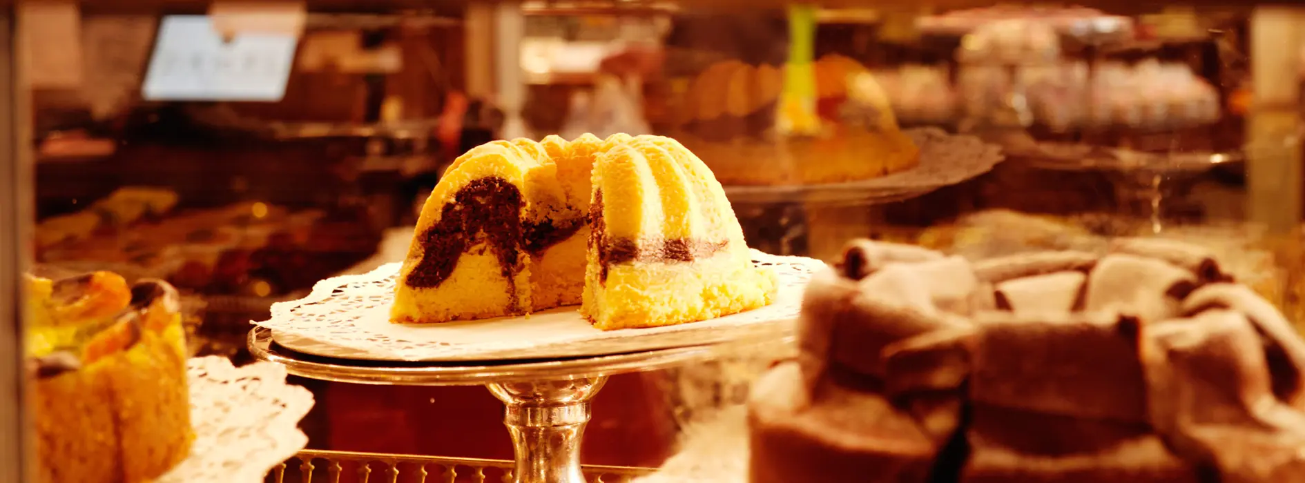 Cake display cabinet with guglhupf