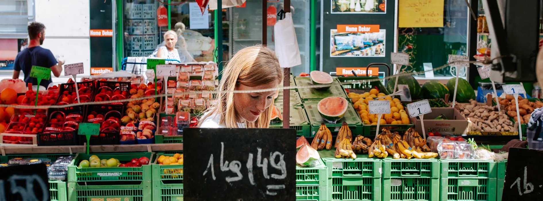 Young woman at the Brunnenmarkt