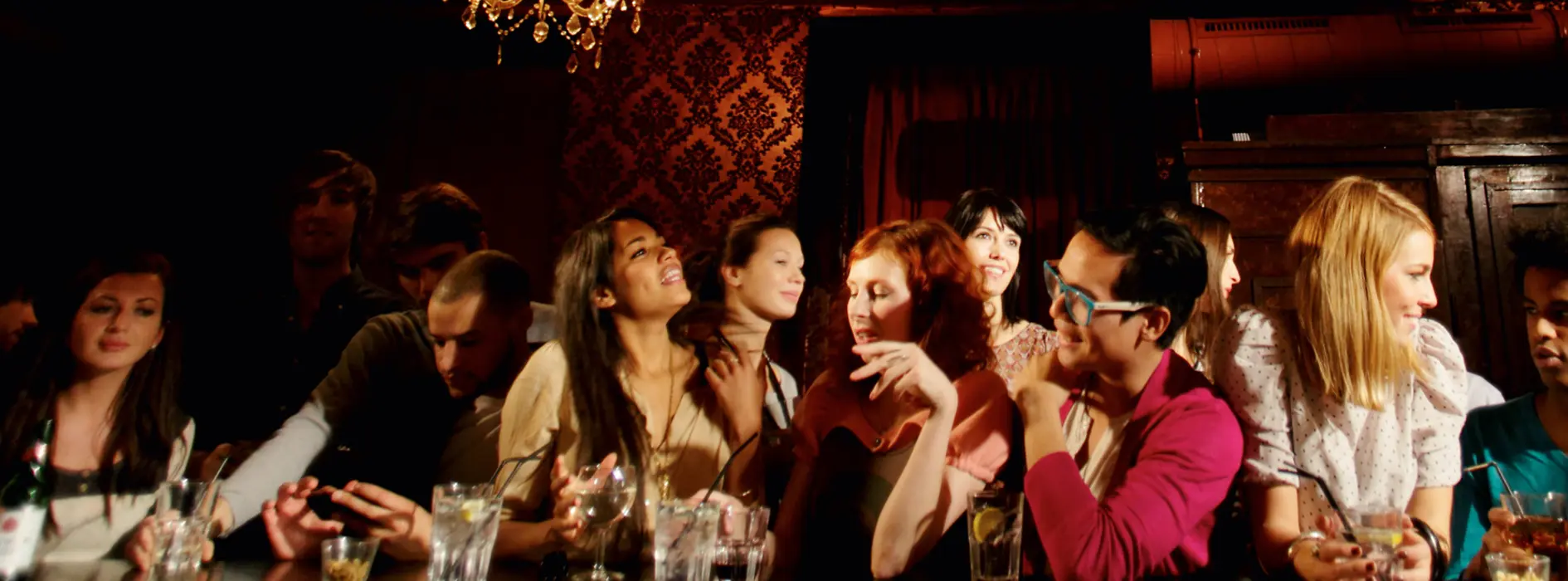 Ludzie wokół baru kawiarni tanecznej Jenseits