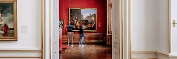 Belvédère supérieur, des personnes regardent des tableaux à l'intérieur