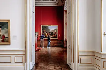 Belvedere superior, gente mirando cuadros en el interior