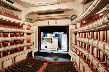 Auditorio en la Ópera Nacional de Viena con vista al escenario principal