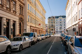 View from Kettenbrückengasse towards Wienzeile 