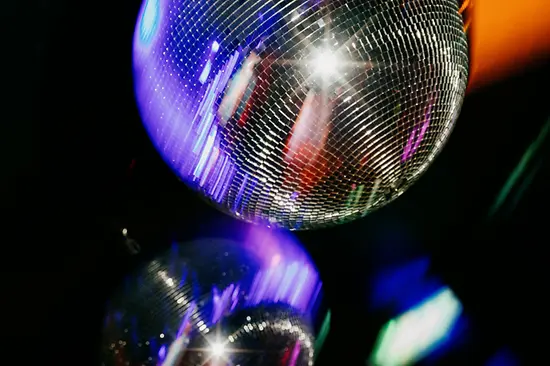 Diszkógömbök a Why Not meleg diszkóban