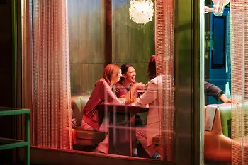 Menschen in einem Lokal