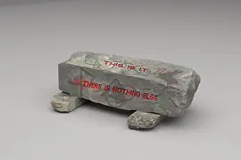 Exhibition object Lukas Thaler: Stone with red lettering