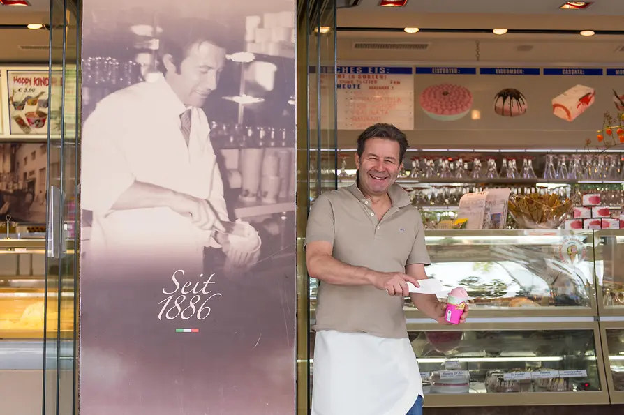 Eissalon Schwedenplatz, Silvio Molin Pradel holds a sundae in front of the counter