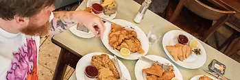 Deux personnes à table devant plusieurs Wiener Schnitzel