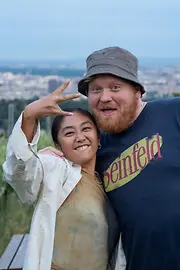 Chefkoch Lukas Mraz mit Sommelière Jessica Tan in den Wiener Weinbergen