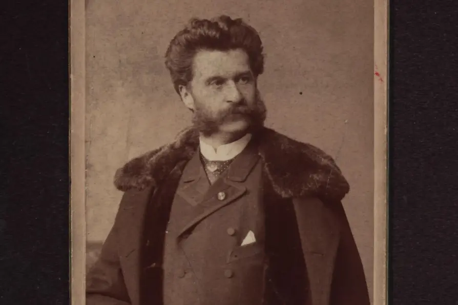 Portrait photo of Johann Strauss Sohn, in fur-trimmed coat, around 1885, by Victor Angerer.