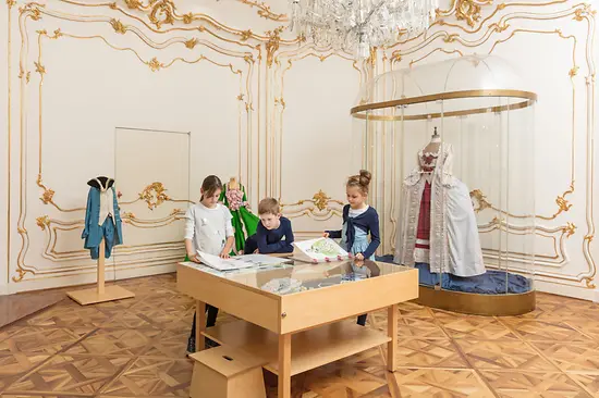 Children with costumes at Schönbrunn Palace 
