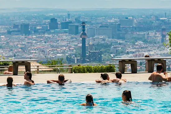 Krapfenwaldlbad, people in a pool with a view of Vienna