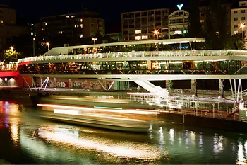 Exteriérový pohled na Motto u řeky v noci