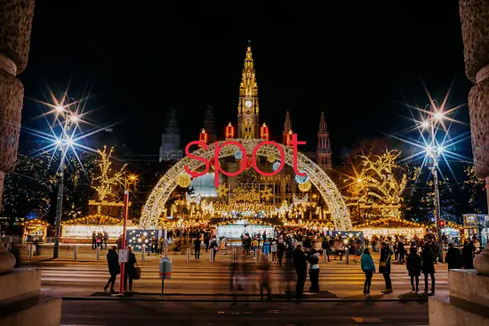 Mercado navideño en el ayuntamiento en el centro de la imagen «Spot» está escrito en letras rojas