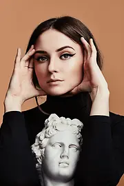 Laura Karasinski, Portrait