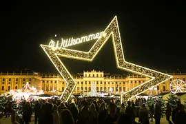 Christmas market in front of Schönbrunn Palace